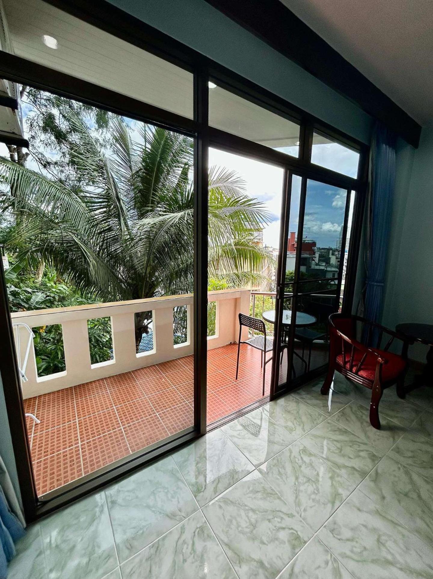 Riviera Patong Hotell Exteriör bild